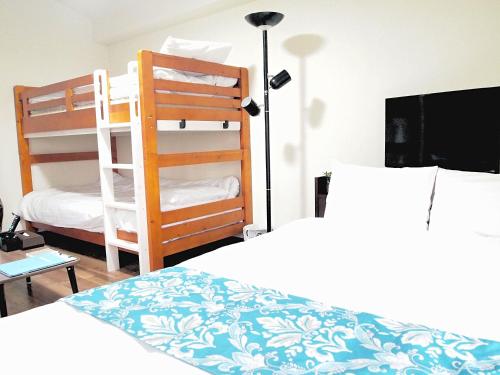a bedroom with a bunk bed and a bunk bed at COCOSTAY Matoba#902 ココステイ マトバ#902 広島駅徒歩10分 10 min walk from Hirosima Station in Hiroshima