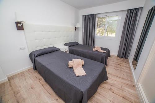 Un pat sau paturi într-o cameră la Pierre&Vacances Mallorca Portofino
