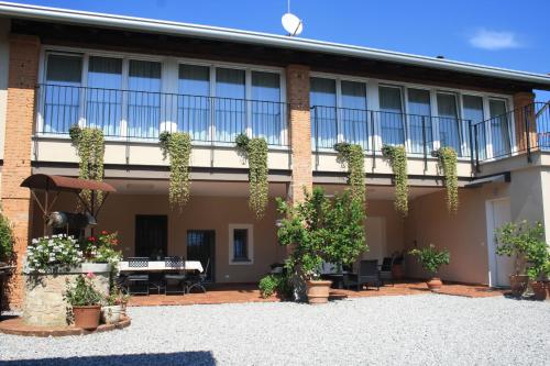 a courtyard of a building with potted plants at Cascina San Martino in Passirano