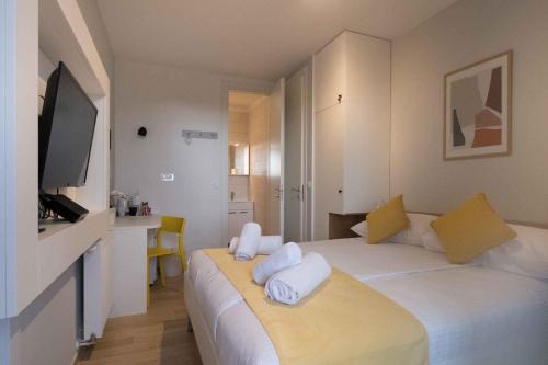 pokój hotelowy z łóżkiem z ręcznikami w obiekcie Roomies Zagreb w Zagrzebiu