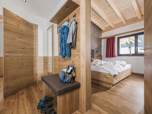 Un dormitorio con una cama y paredes de madera. en Mo's Apartments, en Mayrhofen