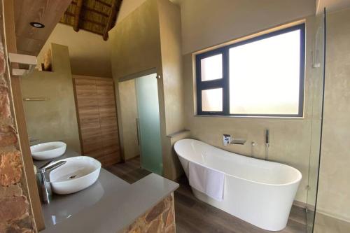 Ένα μπάνιο στο Gweda Lodge Mabalingwe Nature Reserve