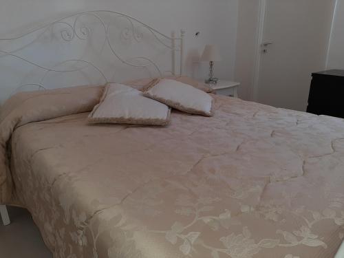 - un grand lit avec 2 oreillers dans l'établissement Anthea Boutique Rooms Felline, à Felline