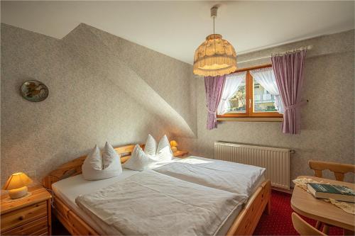 מיטה או מיטות בחדר ב-Ferienwohnung Lydia Schaeck
