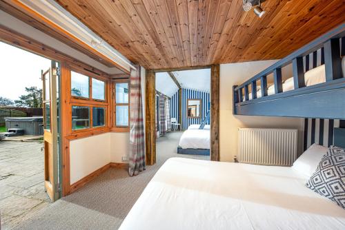 布里斯托的住宿－Hudson house，一间卧室设有一张双人甲板床和一个阳台。