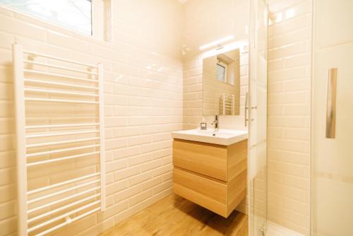 a bathroom with a sink and a shower at Topáz Apartmanházak in Balatongyörök