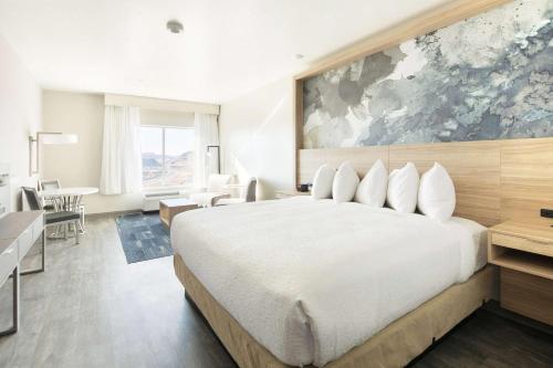 um quarto com uma cama grande e uma sala de estar em Best Western Plus Settlers Point em Washington