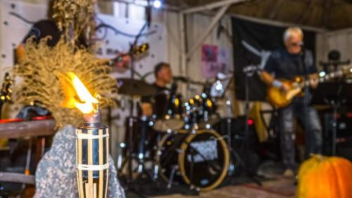 a candle on a table with a band playing music at Przystań Tło dla Mew in Rydzewo