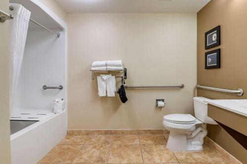 łazienka z toaletą, umywalką i wanną w obiekcie Comfort Inn & Suites w mieście Tifton