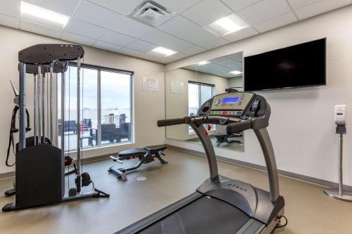 Fitness centrum a/nebo fitness zařízení v ubytování MainStay Suites Carlsbad South