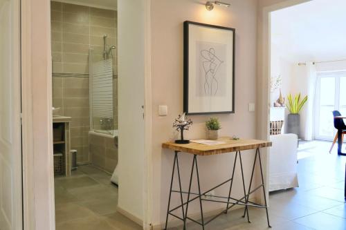 La salle de bains est pourvue d'une table et d'une douche. dans l'établissement Promenade sur les toits, à Nice