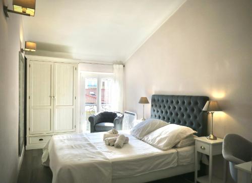 une chambre avec un lit avec un ours en peluche dessus dans l'établissement Promenade sur les toits, à Nice