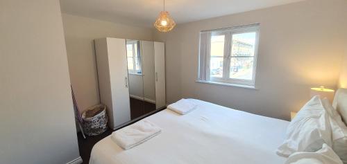 Ένα ή περισσότερα κρεβάτια σε δωμάτιο στο Garland Modern Apartment Tilbury with Parking