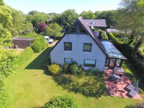 an aerial view of a house with a yard at White House in Alkersum