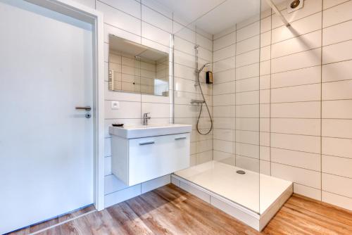 ein Bad mit einem Waschbecken und einem Spiegel in der Unterkunft Gîte de la cascade in Villers-devant-Orval