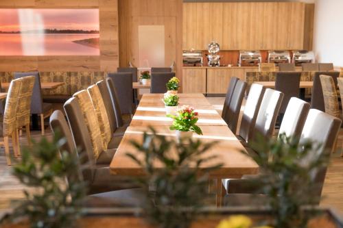 a dining room with a long table and chairs at Gasthof zur Linde in St. Andrä am Zicksee