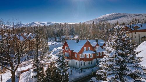 an aerial view of a house in the snow at Hotel Willa Odkrywców in Szklarska Poręba