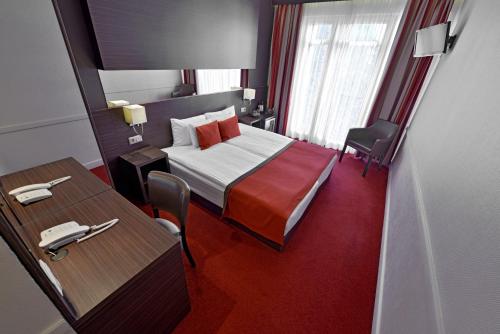 Un pat sau paturi într-o cameră la Hotel City Inn