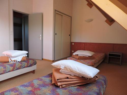 Ένα ή περισσότερα κρεβάτια σε δωμάτιο στο Domaine Du Bois du Loup