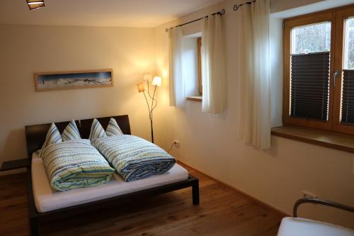 Un pat sau paturi într-o cameră la Ferienwohnung Heer