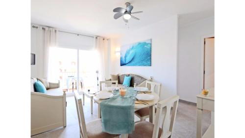 een eetkamer en een woonkamer met een tafel en stoelen bij Apartamentos Sema in Son Servera