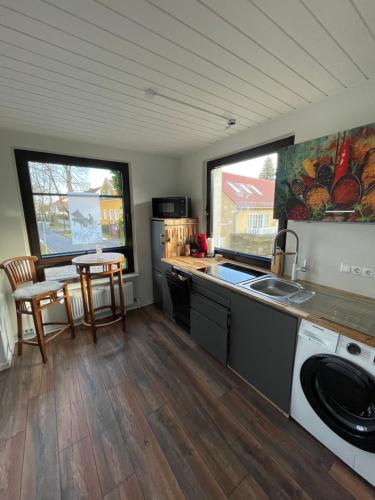 Kuchyň nebo kuchyňský kout v ubytování Appartement Seebadallee mit Wallbox für e-Autos