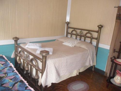 a bedroom with a bed with two towels on it at Coconut Paradise Lodge in San Andrés