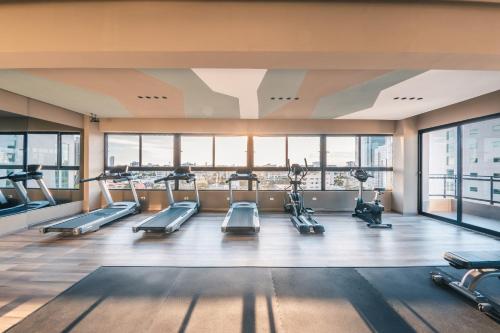 Фитнес-центр и/или тренажеры в Regatta Living Hotel By Mint