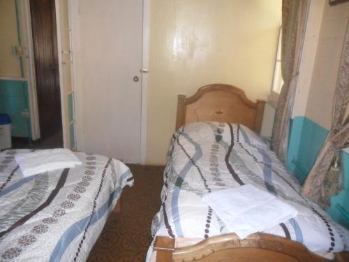 a bedroom with two beds in a room at Coconut Paradise Lodge in San Andrés