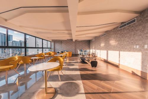 Гостиная зона в Regatta Living Hotel By Mint