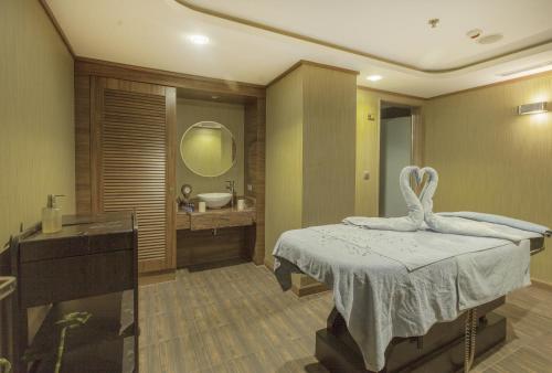 Ένα μπάνιο στο New Park Hotel