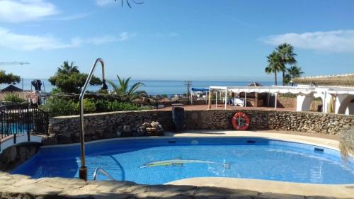 basen z oceanem w tle w obiekcie CAPISTRANO PUEBLO 106A Menyber w mieście Nerja