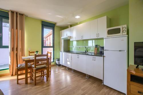 Кухня или мини-кухня в Apartamentos Barajas
