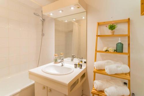 une salle de bain avec un lavabo, une baignoire et un miroir dans l'établissement Lille hyper- centre, studio cosy entre 2 gares, à Lille