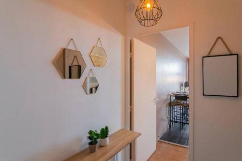 Cette chambre dispose d'un couloir avec une table et un miroir. dans l'établissement Lille hyper- centre, studio cosy entre 2 gares, à Lille