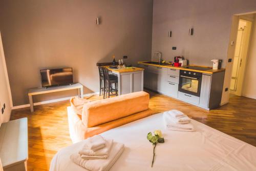 kuchnia z kanapą i stołem w pokoju w obiekcie GetTheKey S.Felice Suites w Bolonii