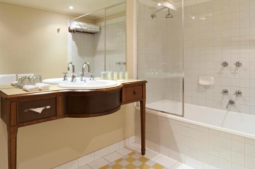 Ванная комната в Grand Hotel Melbourne