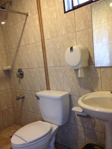 Bilik mandi di Hollywood Drive-In Hotel