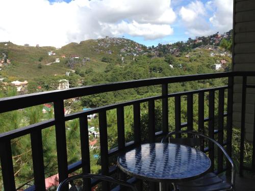 Pemandangan gunung umum atau pemandangan gunung yang diambil dari motel