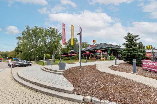 een cirkelvormige loopbrug met vlaggen voor een restaurant bij Hotel Baden-Baden in Baden-Baden