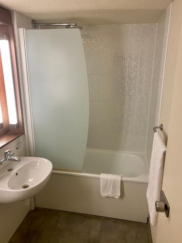 une salle de bain avec une baignoire blanche et un lavabo dans l'établissement Hôtel Campanile Orléans Nord - Saran, à Saran