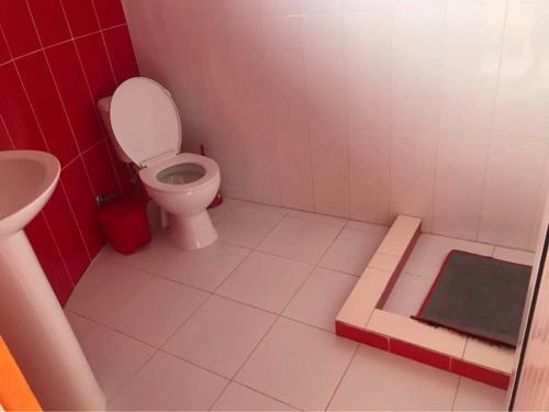 a small bathroom with a toilet and a sink at Casa helena in Portela