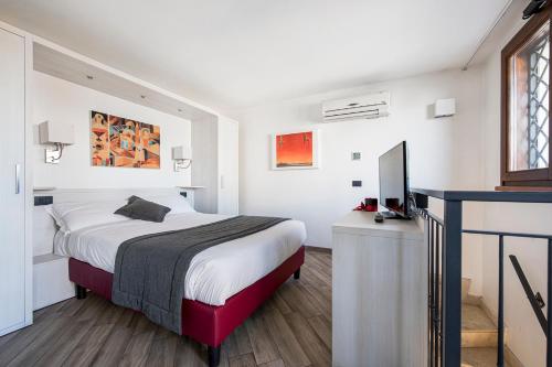 1 dormitorio con 1 cama y TV en Borgo Aureo en Roma