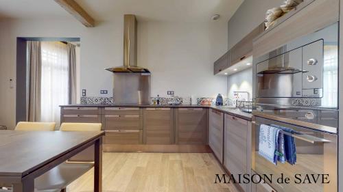Η κουζίνα ή μικρή κουζίνα στο Maison de Save
