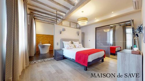 A bed or beds in a room at Maison de Save