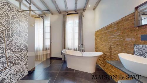 Maison de Save tesisinde bir banyo