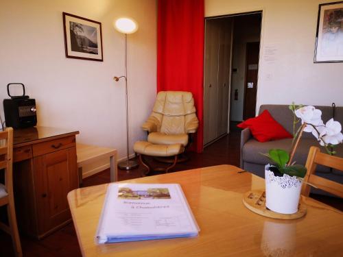 - un salon avec une table et une chaise dans l'établissement Studio "Chez Alain" avec garage sécurisé et clim, à Chamalières