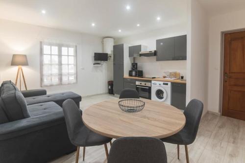 Ravine des Cabris的住宿－Appartement 2 avec wifi，客厅配有沙发和桌子