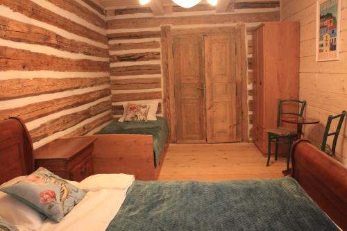 Ein Bett oder Betten in einem Zimmer der Unterkunft Utopia Dom przy winnicy