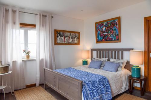 バレアルにあるVilla Pedras Muitas - Balealのベッドルーム(青い枕のベッド1台付)
